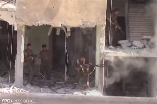 Binh sĩ lực lượng dân quân người Kurd bắn dữ dội vào chiến tuyến IS trong cuộc tấn công