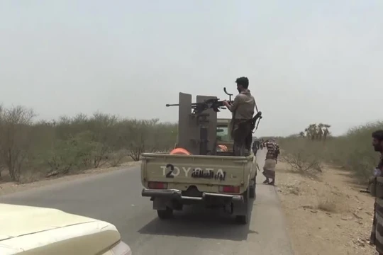 Các tay súng vũ trang Yemen được Liên minh quân sự vùng Vịnh hậu thuẫn tấn công lực lượng Houthi. Ảnh minh họa: Masdar News.