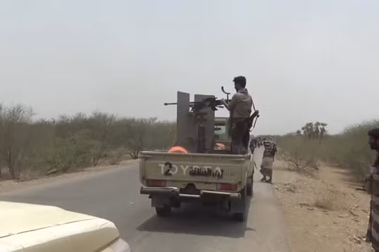 Các tay súng vũ trang Yemen được Liên minh quân sự vùng Vịnh hậu thuẫn tấn công lực lượng Houthi. Ảnh minh họa: Masdar News.