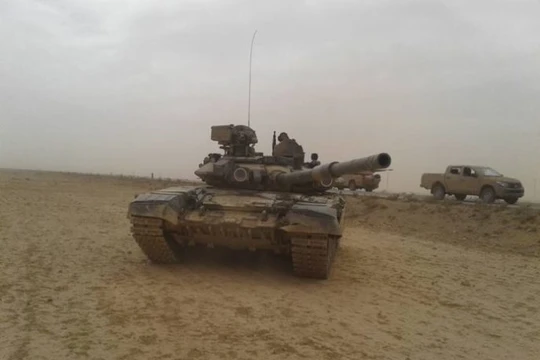 Xe tăng quân đội Syria tiến công ở hoang mạc ở Sweda. Ảnh minh họa Masdar News.