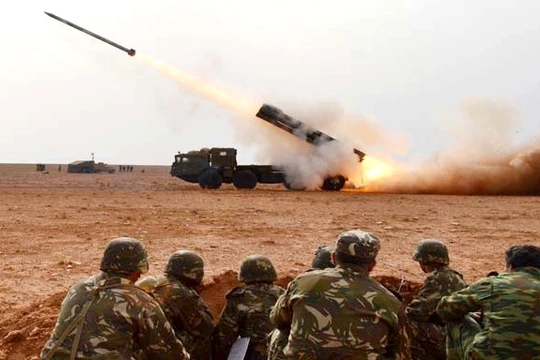 Pháo phản lực hạng nặng BM-30 khai hỏa.