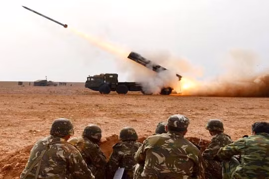 Pháo phản lực hạng nặng BM-30 khai hỏa.