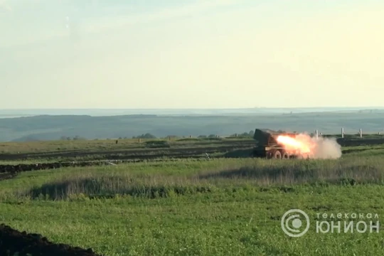 Pháo phản lực "Cheburashka" MLRS bắn thử nghiệm trên thao trường Donesk. Ảnh video