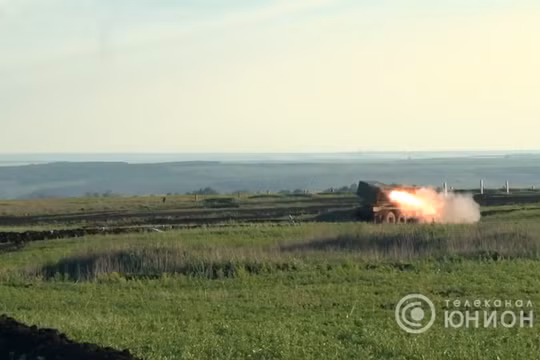 Pháo phản lực "Cheburashka" MLRS bắn thử nghiệm trên thao trường Donesk. Ảnh video