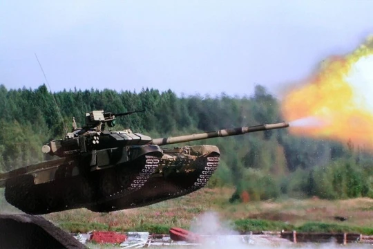 xe tăng T-90 khai hỏa khi vượt vật cản