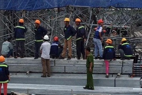 Sập giàn giáo ở tòa nhà 17 tầng, 3 người đã tử vong