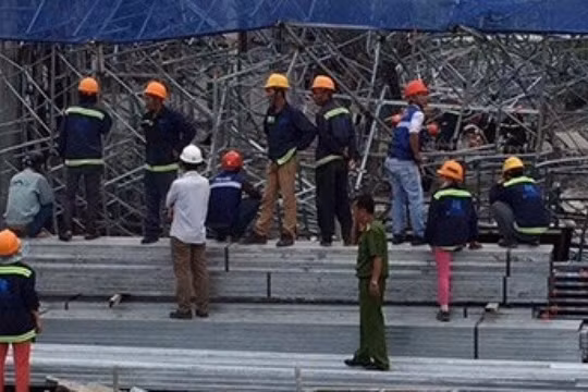 Sập giàn giáo ở tòa nhà 17 tầng, 3 người đã tử vong