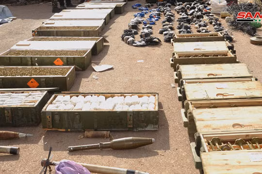 Vũ khí thu giữ được trên vùng nông thôn tỉnh Daraa. Ảnh SANA