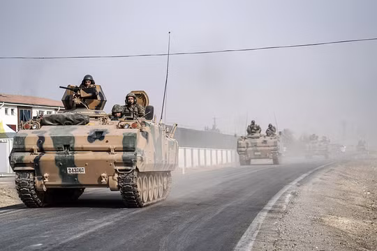 Xe tăng quân đội Thổ Nhĩ Kỳ trên đường tiến vào Syria