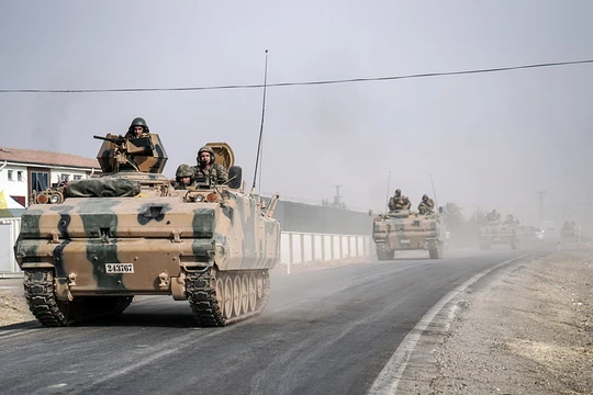 Xe tăng quân đội Thổ Nhĩ Kỳ trên đường tiến vào Syria