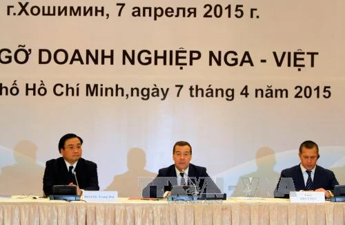 Thủ tướng Dmitry Medvedev (giữa) và Phó Thủ tướng Hoàng Trung Hải (bên trái) tại buổi gặp gỡ doanh nghiệp Việt Nam - Nga. Ảnh: Thanh Vũ - TTXVN