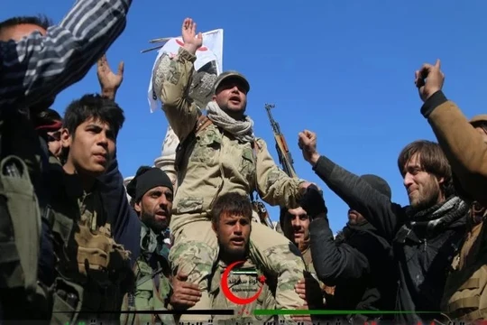 Các tay súng phiến quân FSA ăn mừng thắng lợi