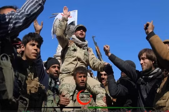 Các tay súng phiến quân FSA ăn mừng thắng lợi