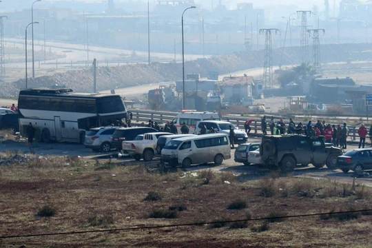 Đoàn xe buyt và xe của Hội chữ thập đỏ quốc tế tiếp nhận người di tản ra vùng ngoại ô Aleppo