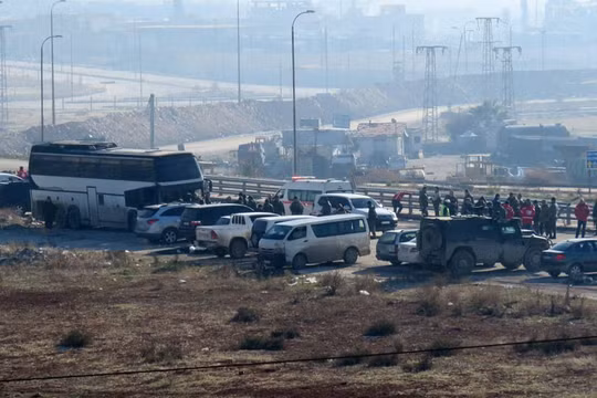 Đoàn xe buyt và xe của Hội chữ thập đỏ quốc tế tiếp nhận người di tản ra vùng ngoại ô Aleppo