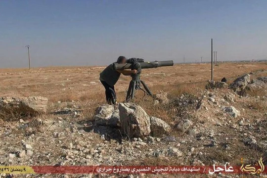 Một tay súng khủng bố IS sử dụng tên lửa chống tăng TOW trên chiến trường Deir Ezzor