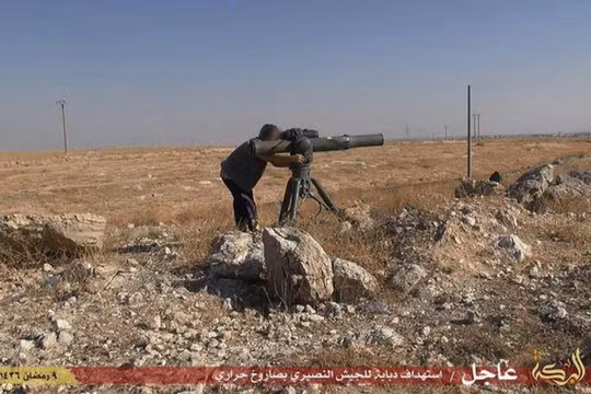 Một tay súng khủng bố IS sử dụng tên lửa chống tăng TOW trên chiến trường Deir Ezzor