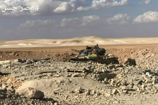 Xe tăng quân đội Syria tiến công trên chiến trường miền Bắc Hama. Ảnh minh họa Masdar News