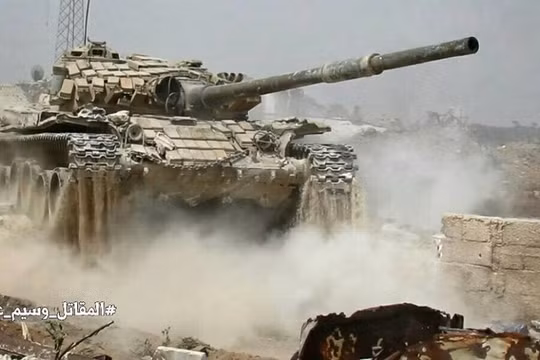 Xe tăng quân đội Syria tiến công trên chiến trường Jobar - ảnh Masdar News