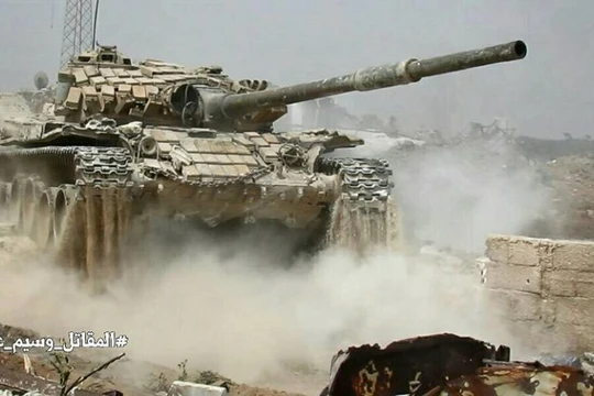 Xe tăng quân đội Syria tiến công trên chiến trường Jobar - ảnh Masdar News