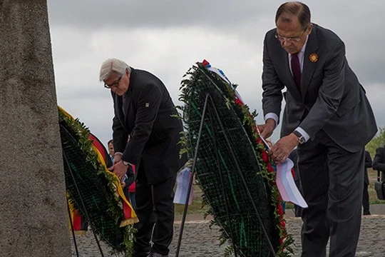 Ngoại trưởng Đức Frank-Walter Steinmeier (trái) và Ngoại trưởng Nga Sergey Lavrov đặt vòng hoa tại Đài tưởng niệm các chiến sỹ Xô Viết thiệt mạng trong Thế chiến 2 ở Volgograd. (Nguồn: AFP)