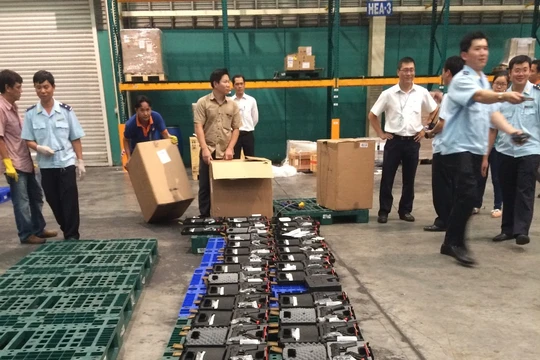 Số vũ khí quân dụng từ Cộng hòa Séc thẩm lậu bị phát hiện, bắt giữ