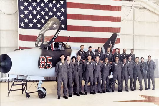 Lực lượng phi công Mỹ bên máy bay tiêm kích Liên Xô trong dự án Đại bàng đỏ. Ảnh minh họa The National Intertst