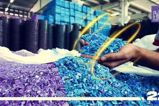 Bột và mảnh vụn sau khi tái chế nhựa tại nhà máy Plastonix. Ảnh Engineering Interesting. 