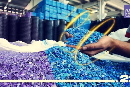 Bột và mảnh vụn sau khi tái chế nhựa tại nhà máy Plastonix. Ảnh Engineering Interesting. 