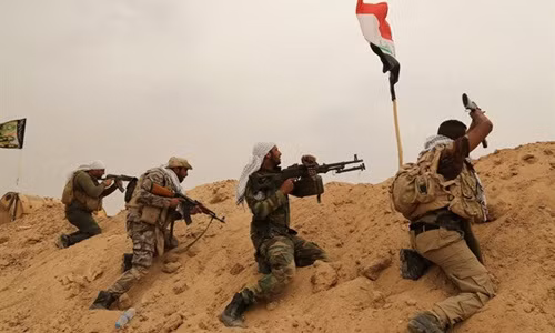 Những chiến binh thuộc lực lượng dân quân người Shiite hôm 1/6 chạm trán với các tay súng IS ở ngoại ô thành phố Fallujah, tỉnh Anbar, Iraq. Ảnh: AP