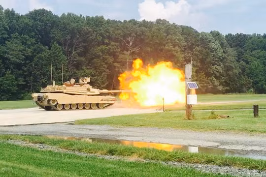 Xe tăng hiện đại hóa sâu M1A2 SEPv3 Abrams khai hỏa. Ảnh minh họa Defense Blog
