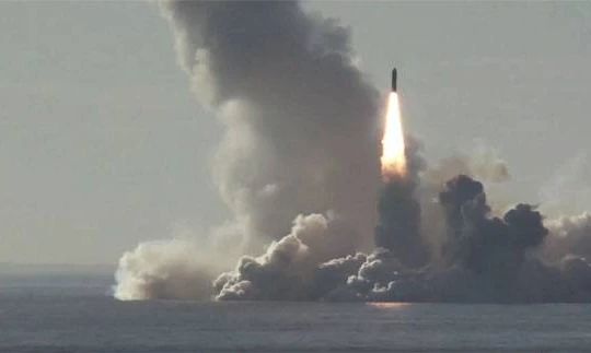 Phóng tên lửa đạn đạo liên lục địa Bulava từ tàu ngầm nguyên tử chiến lược “Yuri Dolgoruky” (K-535). Ả minh họa Video