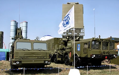 Hệ thống phòng không S-400 Triumf trong một cuộc triển lãm thiết bị quân sự tại Nga. Ảnh: Army-technology