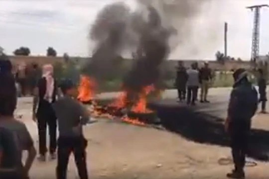 Người dân Ả rập xuống đường biểu tình chống người Kurd ở ngoại ô Deir Ezzor. Ảnh minh họa video STEPNEWS