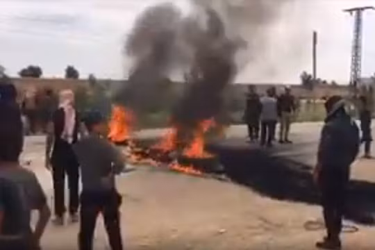 Người dân Ả rập xuống đường biểu tình chống người Kurd ở ngoại ô Deir Ezzor. Ảnh minh họa video STEPNEWS