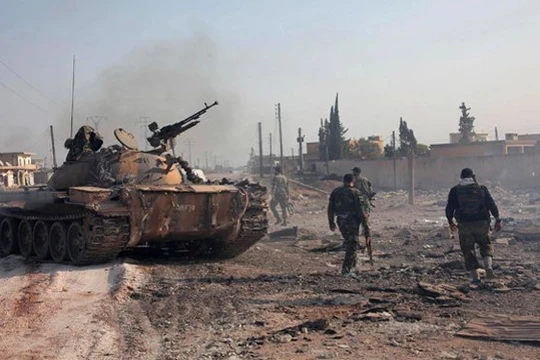 Quân đội Syria và lực lượng vũ trang địa phương NDF chiến đấu trong thành phố Aleppo