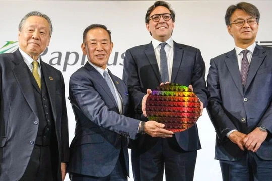 Chủ tịch Rapidus Corp. Atsuyoshi Koike (thứ 2 bên trái sang), Phó chủ tịch cấp cao IBM Corp Dario Gil (thứ 3 bên trái sang) trong cuộc họp báo chung ở Tokyo ngày 13/12/2022. Ảnh Kyodo.