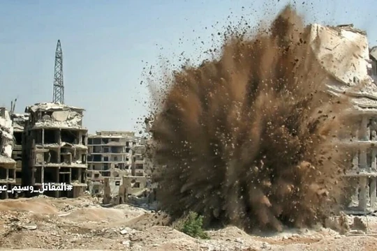 Cận cảnh vụ đánh bom đường hầm ở ngoại ô Damascus - ảnh Masdar News