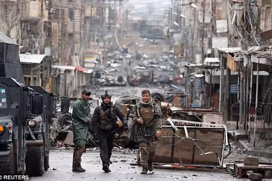 Những binh sĩ Iraq trên đường phố Mosul ở một khu vực đã giải phóng