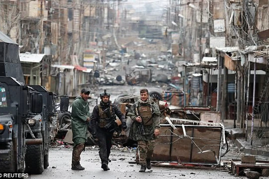 Những binh sĩ Iraq trên đường phố Mosul ở một khu vực đã giải phóng