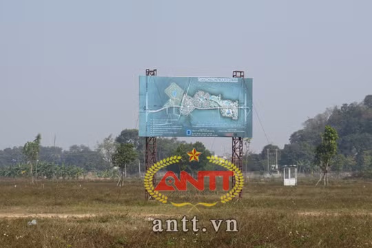 Tấm biển giới thiệu dự án đã "bạc màu" theo thời gian đứng trơ trọi