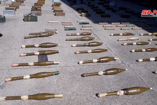 Quân đội Syria thu giữ vũ khí trang bị, do thánh chiến chôn giấu trên địa phận tỉnh Quneitra. Ảnh SANA