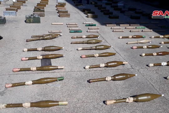 Quân đội Syria thu giữ vũ khí trang bị, do thánh chiến chôn giấu trên địa phận tỉnh Quneitra. Ảnh SANA