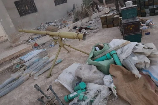 Lực lượng Dân quân người Kurd thu chiến lợi phẩm vũ khí trang bị của IS. Ảnh South Front.