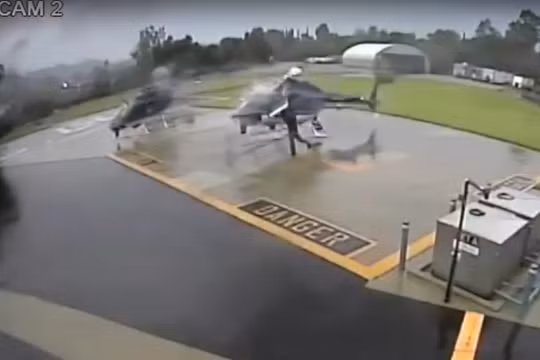 Hai máy bay trực thăng va chạm cánh nâng chính trên sân bay, cả hai đều bị phá hủy