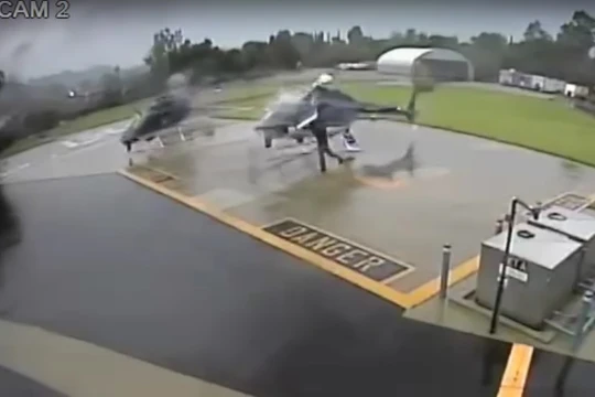 Hai máy bay trực thăng va chạm cánh nâng chính trên sân bay, cả hai đều bị phá hủy