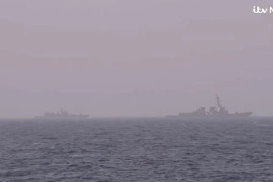 Hai tàu khu trục diệt hạm của Nga đang theo dói tàu sân bay Harry S. Truman. Ảnh minh họa Muraselon