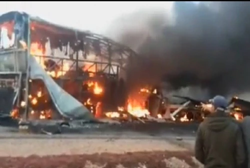 Chiếc xe buýt cháy rụi sau va chạm. Ảnh: moroccoworldnews.com