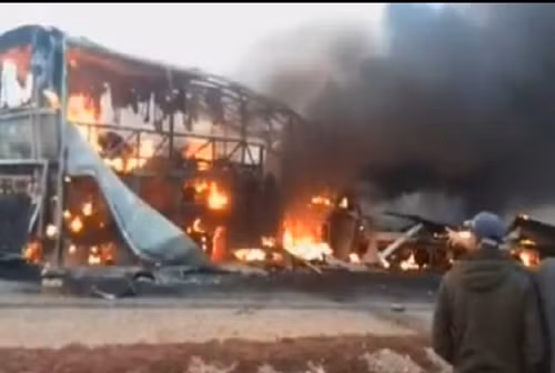 Chiếc xe buýt cháy rụi sau va chạm. Ảnh: moroccoworldnews.com