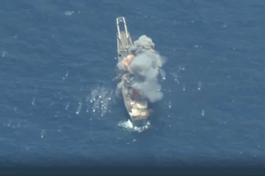 Tấn công hỏa lực tàu mục tiêu USS Racine (LST-1191).